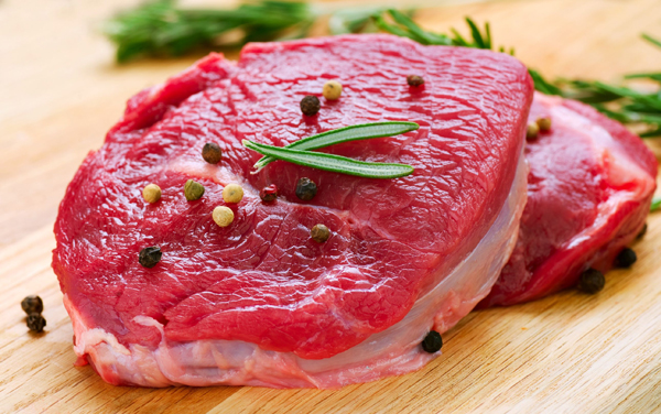 Thịt bò: Đây là 1 loại thực phẩm rất tốt, có chứa lượng sắt rất lớn. Trong 85mg thịt bò thì có chứa tới 2,1mg sắt.