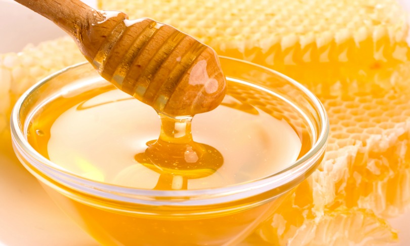 Mật ong giúp tích tụ chất sắt trong máu vì chúng chứa một lượng chất sắt và măng-gan dồi dào. Loại thực phẩm này còn giúp duy trì sự cân bằng giữa các huyết cầu máu đỏ và huyết sắc tố.
