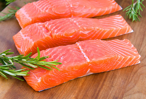 Cá hồi: đây là thực phẩm vô cùng có lợi cho cơ thể. Nó giúp bổ sung omega-3 giúp cơ thể ngăn ngừa được các hiện tượng như: cục máu đông, các bệnh về tim mạch, giảm nguy cơ bị đột quỵ, huyết áp….