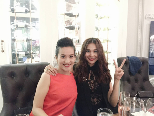 Thanh Hằng đi ăn tối cùng bà xã diễn viên Bình Minh. Đôi bạn thân diện trang phục đối lập nhau, người váy đỏ, người váy đen.