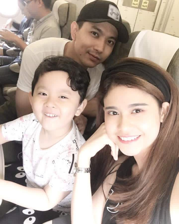 Cả gia đình Trương Quỳnh Anh trên máy bay đi Đà Nẵng. Bà xã Tim đùa: 'Em ơi đi trốn với anh. Mình đi đến nơi có biển bạc núi xanh'.