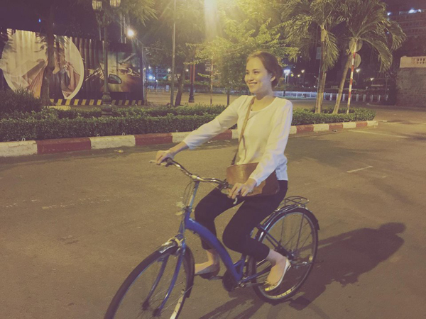 Hoa hậu Diễm Hương ăn mặc giản dị, để mặt mộc, đạp xe hóng gió, cô viết 'Chạy siêu xe, bán hột xoàn dạo đêm khuya'.