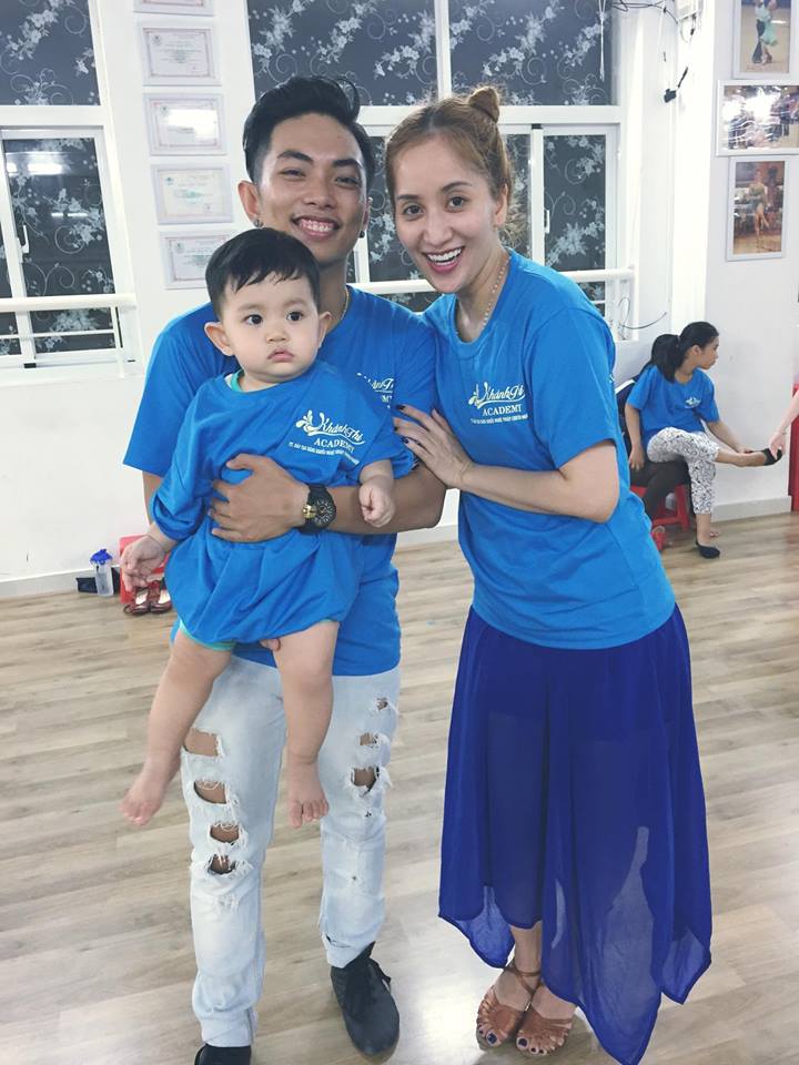 Gia đình Khánh Thi - Phan Hiển hạnh phúc trong bộ đồng phục 'Mẹ về với Kubi nha'.
