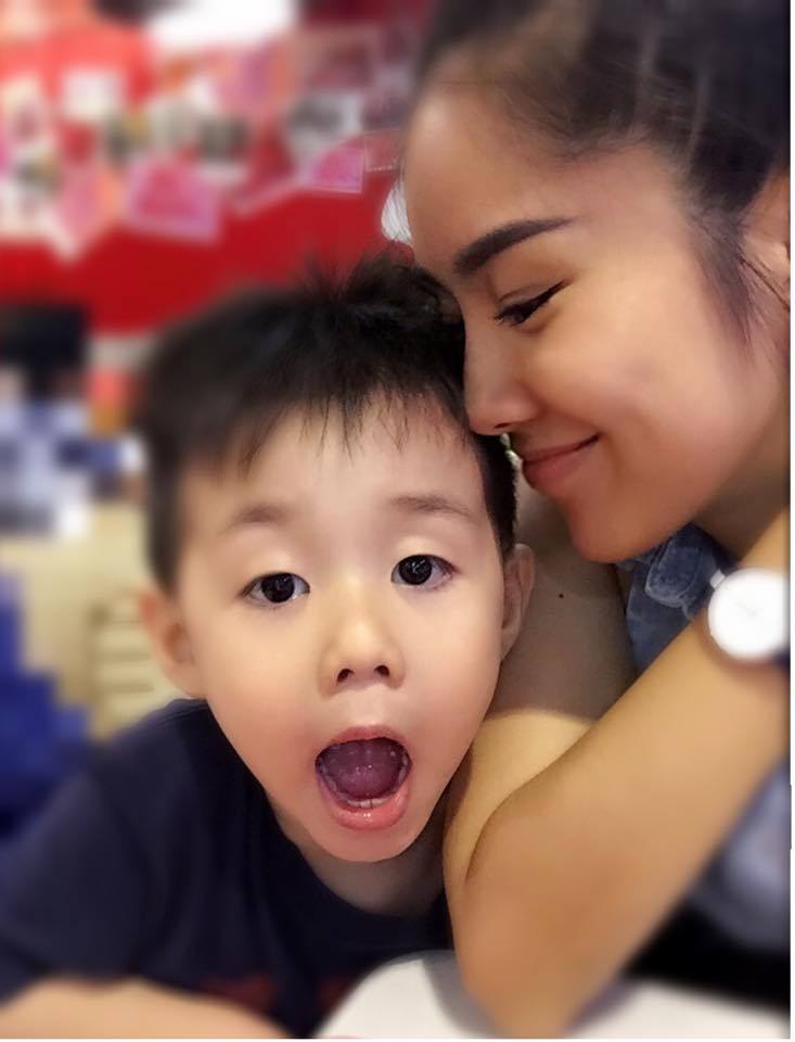 Con trai Lê Phương biểu cảm siêu dễ thương khi selfile cùng mẹ nổi tiếng.