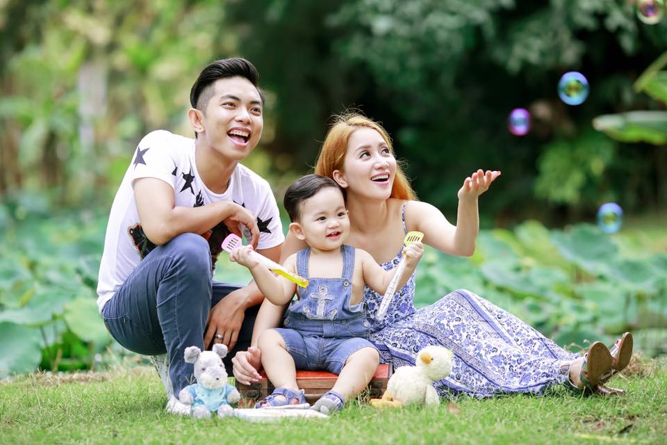 Phan Hiển khoe ảnh gia đình hạnh phúc 'Có em và con là tất cả hạnh phúc trọn vẹn khi anh trở về nhà'.