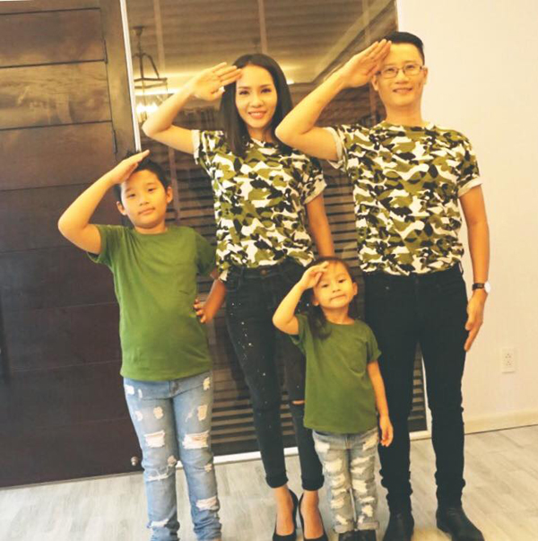 Gia đình Hoàng Bách mặc 'quân phục', giơ tay chào kiểu quân đội: 'Chào ngày gia đình Việt Nam! Xin mọi gia đình chú ý lắng nghe mệnh lệnh từ chúng tôi: Hãy sống hạnh phúc bên nhau!'.