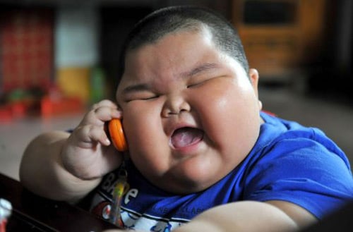 Cậu bé Luhao người Trung Quốc đã trở nên nổi tiếng khắp thế giới nhờ danh hiệu một trong những em bé béo nhất thế giới và những bức hình vô cùng độc đáo, gây choáng váng.
