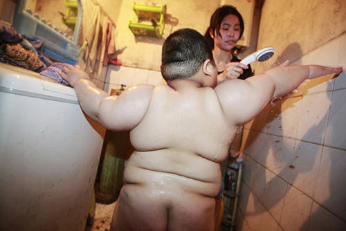 Khi mới lọt lòng mẹ, Lu Hao chỉ nặng có 2.6kg, tuy nhiên, từ lúc ba tháng tuổi, cậu nhóc đã bắt đầu tăng cân một cách chóng mặt.