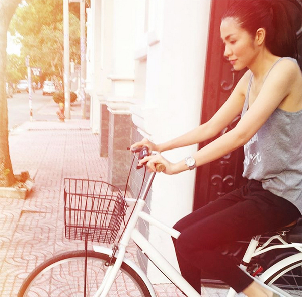 Hà Tăng giản dị trong trang phục áo 2 dây xám, quần basic, đạp xe dạo phố.