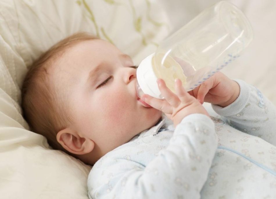 Cho con uống sữa mẹ pha với nước: Trẻ rất dễ tử vong