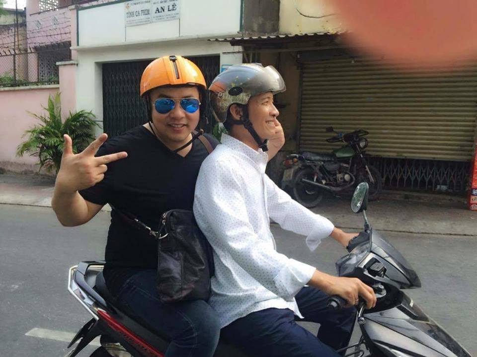 Quang Lê hào hứng dạo phố Sài Gòn bằng xe máy 'Sài Gòn đẹp lắm'.