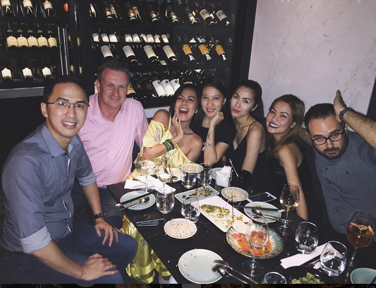Vợ chồng Tăng Thanh Hà đi ăn uống cùng bạn bè.