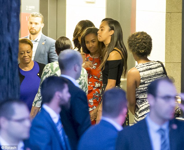 Hai cô công chúa nhà TT Obama nổi bật giữa đám đông.