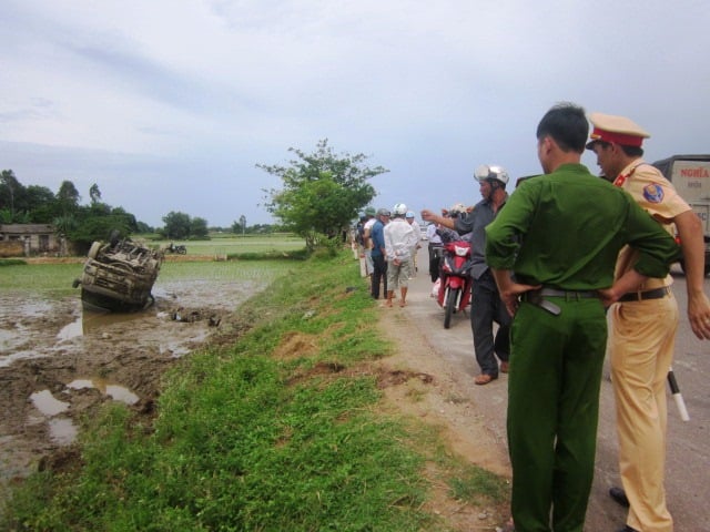 Nữ sinh khóc nghẹn bên thi thể cha trên đường đi thi THPT