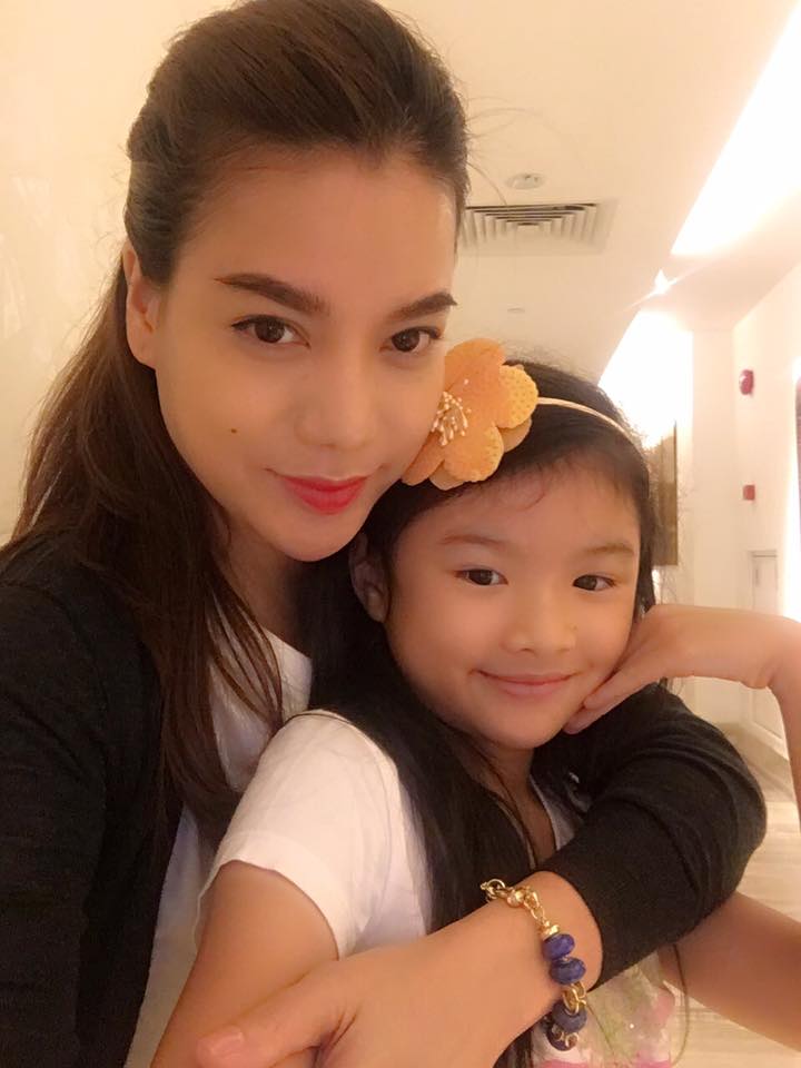 Trương Ngọc Ánh selfile cùng con gái 'Bye bye Sài Gòn, em đi nghỉ hè đây'.