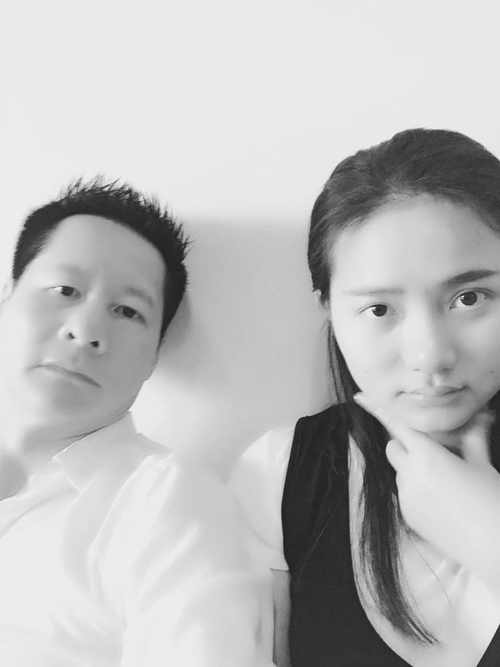 Doanh nhân Đức An đăng tải bức ảnh mặt 'hình sự' của hai vợ chồng cùng lời nhắn hài hước đến vợ Phan Như Thảo đang mang bầu: 'Tặng Nguyễn Thị Bồ Câu'.