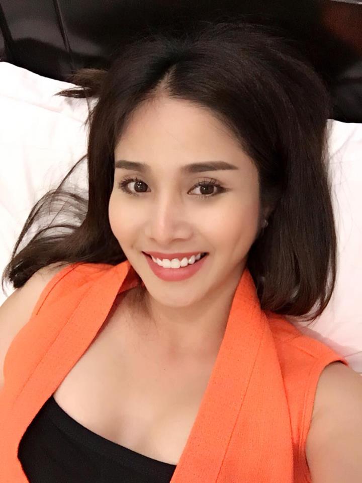 Diễn viên kiêm người mẫu Thảo Trang 'Nằm chờ quay không quên chụp chụp'.