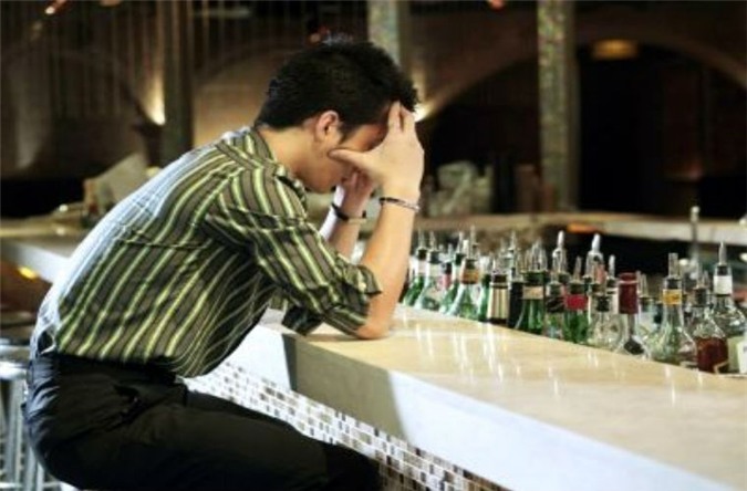 Uống quá nhiều rượu có thể dẫn đến sự tích tụ lượng cao acid uric trong máu, do đó có thể ảnh hưởng đến thận.