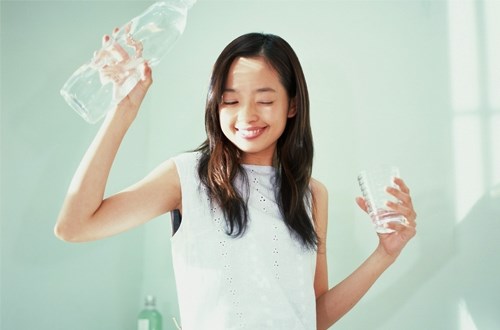 Không uống đủ nước - Cơ thể cần 2 lít nước mỗi ngày, song hầu hết chúng ta thường quên uống nước.