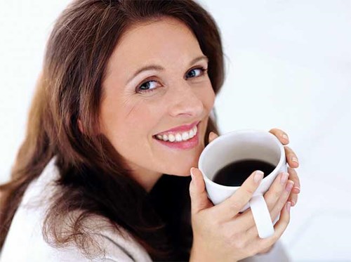Uống nhiều cà phê. Ngoài tách cà phê thường thấy, cơ thể bạn còn hấp thu lượng lớn caffeine trong nước ngọt, nước tăng lực. Khi đi vào cơ thể, quá nhiều caffeine khiến mức huyết áp cao hơn, gây hại cho thận.