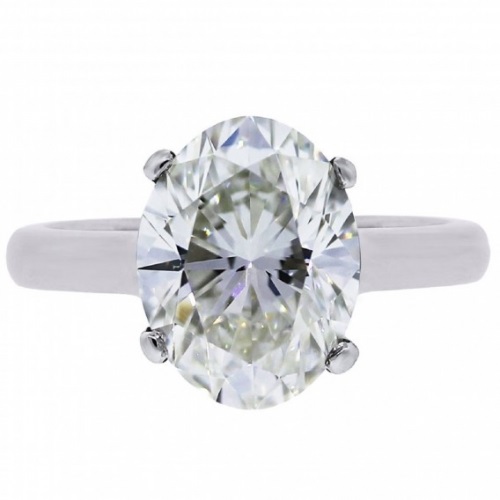 Tiffany Oval (1,465 triệu USD - khoảng 32,7 tỷ đồng): Đây là một trong những chiếc nhẫn kim cương đắt tiền và bắt mắt nhất này có hai hình dạng để lựa chọn – hình bầu dục và hình vuông trên khung nhẫn bạch kim.
