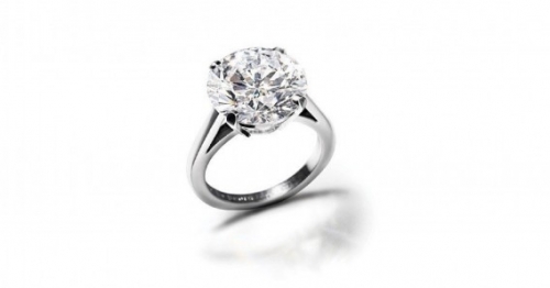 De Beers Round Brilliant Platinum (1,83 triệu USD - khoảng 40,2 tỷ đồng): Nhẫn gồm những viên kim cương 9 carat, với khung được làm từ bạch kim. Giá của chiếc nhẫn này là 1,83 triệu USD.
