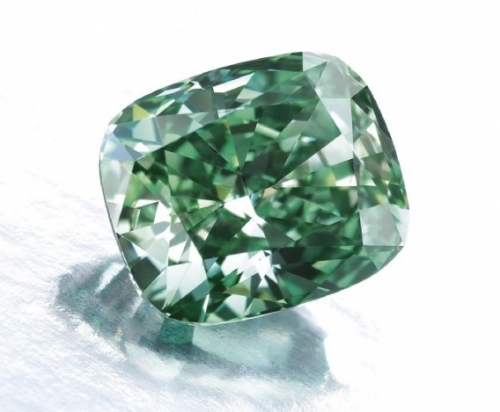 Sotheby’s Green Diamond (3,08 triệu USD - khoảng 84,9 tỷ đồng): Chiếc nhẫn thu hút bất cứ ánh nhìn nào với màu xanh long lanh, mặt nhẫn là viên kim cương lớn với nhiều mặt nặng 2,52 carat.