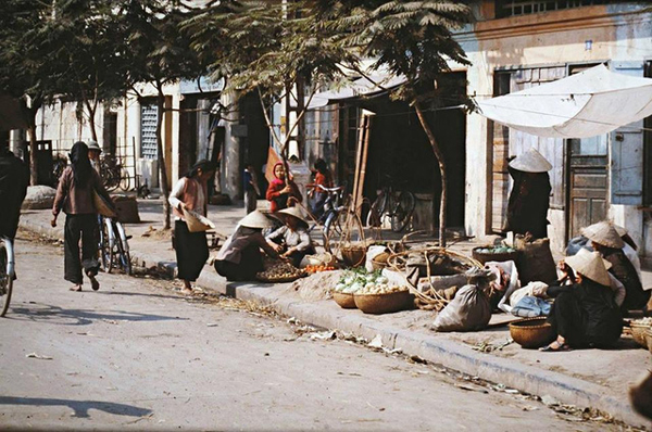 Chợ Nguyễn Khắc Cần ngay gần hồ Gươm ngày ấy chẳng khác khu chợ vùng quê là mấy.