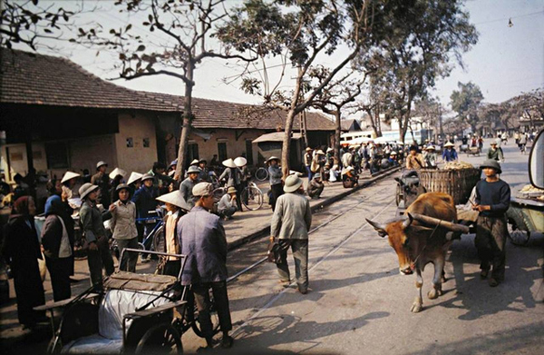 Bến xe Kim Mã vẫn đông đúc thế, chỉ có điều là toàn người đi bộ, xe bò, xích lô chứ không phải xe máy, ôtô như bây giờ.