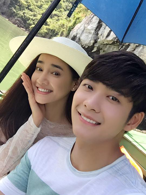 Nhã Phương vui vẻ cùng nam diễn viên Kang Tae Oh - người đóng cặp cùng cô trong 'Tuổi thanh xuân' - đi du lịch: 'Anh Trời ảnh giận ai mà ảnh cho nắng chang chang, nắng kệ nắng tụi em vẫn tươi'.