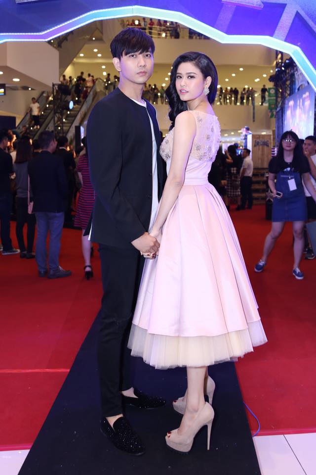 Trương Quỳnh Anh lộng lẫy như nàng công chúa, sánh bước cùng Tim trong một buổi ra mắt phim có diễn xuất của diễn viên Thái Hòa.