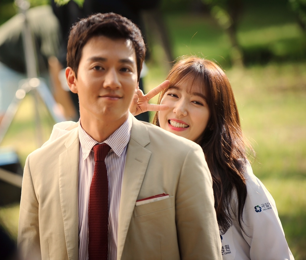Doctors: Khám phá cảnh hậu trường của Kim Rae Won–Park Shin Hye
