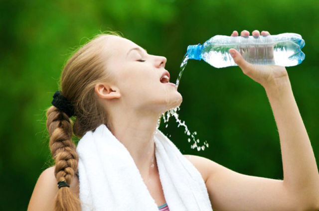 Uống nước mỗi ngày và sau khi quan hệ tình dục là một trong những cách tốt nhất để tránh nhiễm trùng tiểu.