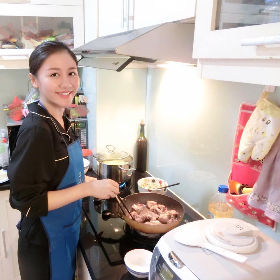 Văn Mai Hương thích thú với công việc 'nữ công gia chánh': 'Đi đâu thì về nhà vẫn là sướng nhất ! Nhất là vào bếp. Cảm thấy mình rất chi là nữ tánh ấy. Vì em là con gái'.
