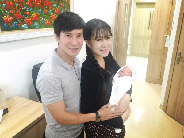 Lý Hải và Minh Hà hạnh phúc đón bé Mio - con trai thứ 4 xuất viện về nhà.