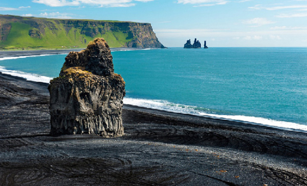 Biển Vik, đảo Vik, Iceland: Nơi đây quyến rũ du khách bởi vẻ đẹp độc đáo của bãi cát đen, những trụ đất bazan sừng sững, dung nham phun trào, những hang động và cả những vách đá cao ngút.