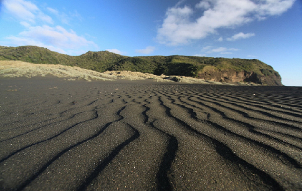 Biển Karekare, Karekare, New Zealand: Trở nên nổi tiếng từ sau bộ phim The Piano, bãi biển cát đen huyền này lôi cuốn du khách đến tham quan bởi những cảnh quan thiên nhiên hùng vĩ với thác nước tuyệt đẹp, những vách đá mờ ảo ở hai bên.