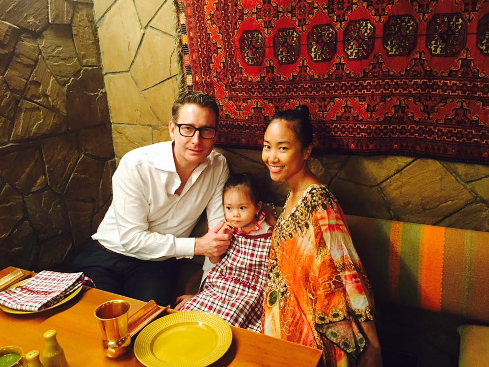 Đoan Trang khoe lần đầu cả gia đình trải nghiễm bữa ăn kiểu Ấn Độ 'Lần đầu Pappa cho Mẹ và Sol trải nghiệm ăn tối kiểu Ấn Độ (bốc tay)'.