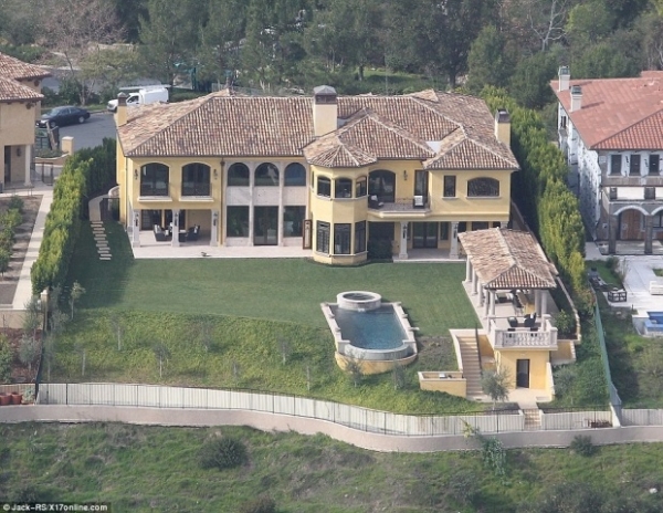 Kim và Kanye đã bỏ ra 11 triệu USD để sở hữu căn biệt thự có kiến trúc Địa trung hải nằm ở Bel Air. Căn nhà gồm có 5 phòng ngủ, 7 phòng tắm và sàn nhà được làm từ gỗ cây óc chó, một hầm rượu vang và phòng ăn rộng 800m2 có thể tổ chức cả tiệc BBQ tại đây.
