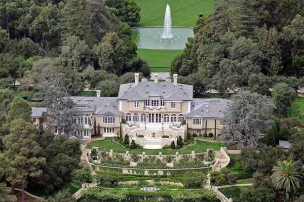 Căn nhà của Oprah tại California rộng 42ha với 6 phòng ngủ, 14 phòng tắm và 10 lò sưởi. Căn nhà có khoảng sân rộng mênh mông với đài phun nước khổng lồ, bao quanh là rừng cây xanh rộng lớn phù hợp với tính cách yêu thiên nhiên của Oprah. Ước tính căn biệt thự này có giá 52 triệu USD.