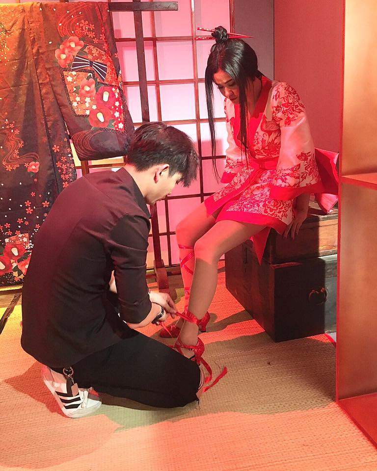 Trương Quỳnh Anh 'Em là cô gái mang giày đỏ... Anh có tình nguyện mang giày suốt đời cho em không?'.