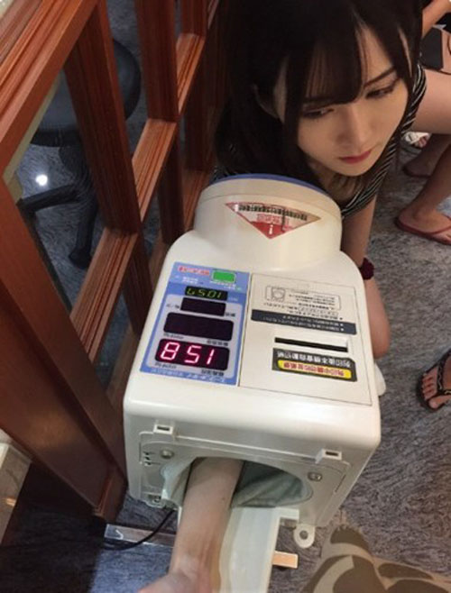 Hình ảnh cô gái bị chụp lén khi đi khám sức khỏe đang gây sốt trên cộng đồng mạng Trung Quốc. Sau khi hình ảnh được đang tải đã khiến nhiều người tò mò, hiếu kỳ tìm hiểu về lai lịch cô gái.