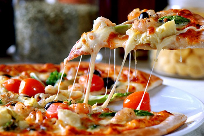 Tuy nhiên, nguy cơ này sẽ được giảm xuống nếu bạn chuyển sang ăn các loại bánh pizza với vỏ mỏng, thịt nạc, rau tươi và pho mát ít chất béo.