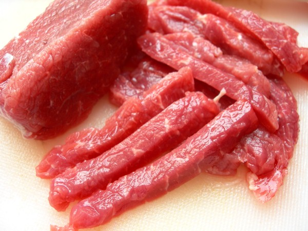 Chất cacnitin trong thịt đỏ sẽ bị phá vỡ bởi các vi khuẩn trong ruột. Điều này kích hoạt một phản ứng dây chuyền làm tăng lượng cholesterol trong máu và tăng nguy cơ mắc bệnh tim mạch.