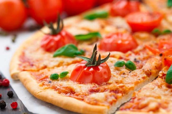 Bánh pizza - Hầu hết các loại pizza đều có một lượng chất béo bão hòa và natri cao. Những chất này có thể gây ra rất nhiều rắc rối cho trái tim của bạn.