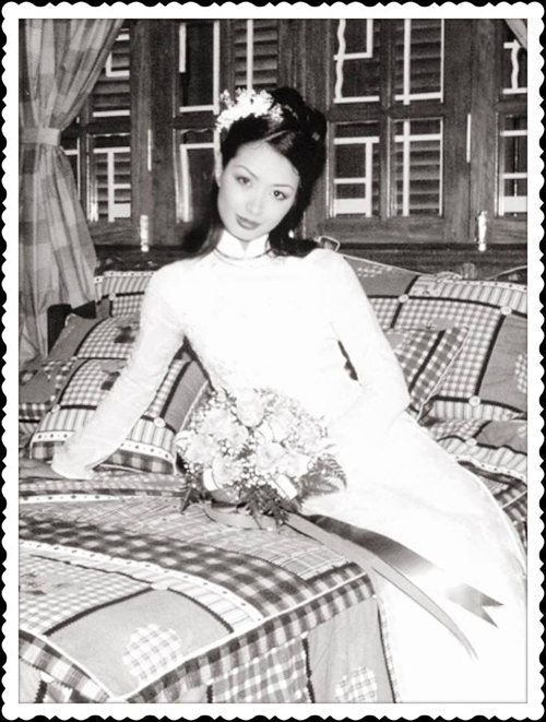 Bức ảnh cưới 16 năm trước của cựu người mẫu Thúy Hằng được chia sẻ rộng rãi. Cô xinh đẹp, đài các trong bộ áo dài của phụ nữ Hà thành.