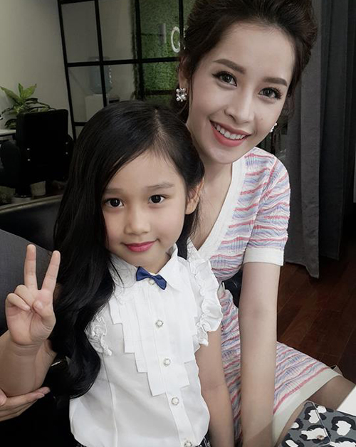 Chi Pu chụp hình thân thiết với công chúa nhỏ nhà diễn viên Minh Tiệp.