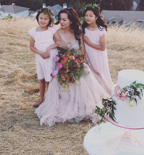 Hai con gái siêu mẫu Ngọc Thúy xinh xắn, diện đồng phục, chụp ảnh cưới với mẹ.