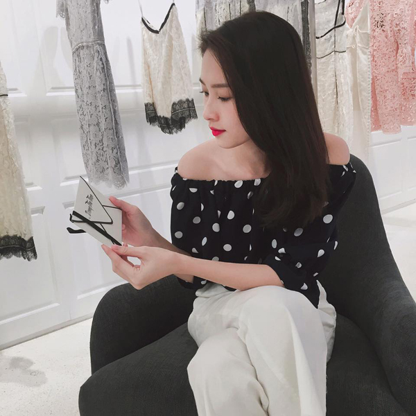 Hoa hậu Thu Thảo dịu dàng trong chiếc áo trễ vai, ghé qua cửa hàng của nhà thiết kế Lâm Gia Khang.