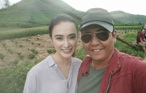 Đạo diễn Đức Thịnh đăng ảnh chụp chung với Angela Phương Trinh, cả hai đang hợp tác trong dự án phim mới, anh hài hước chú thích: 'Trinh ơi, em làm việc với đạo diễn người châu Phi hả?'.